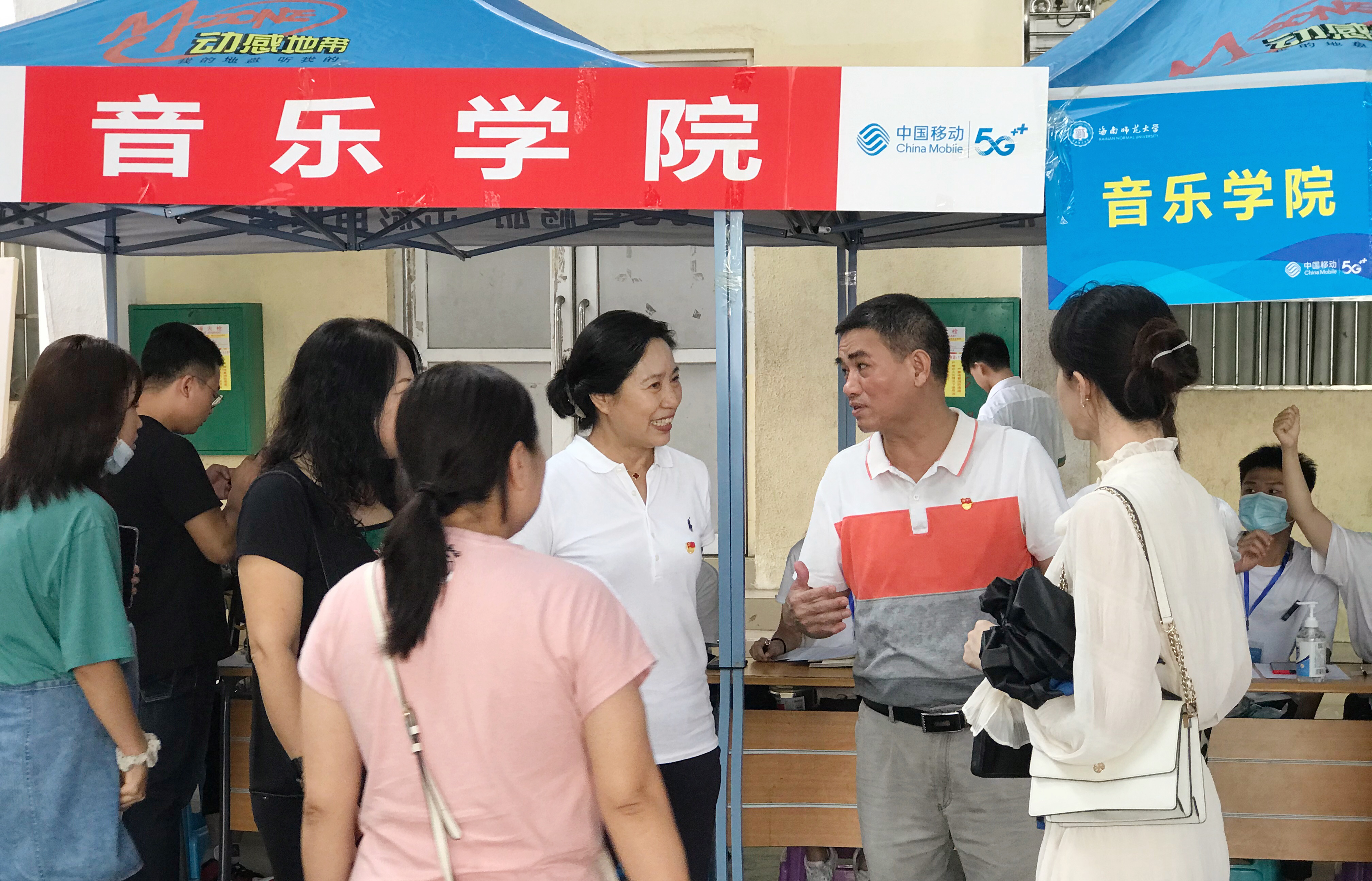 【党员先锋】林强校长到音乐学院师生党员志愿者服务站指导迎新接待工作