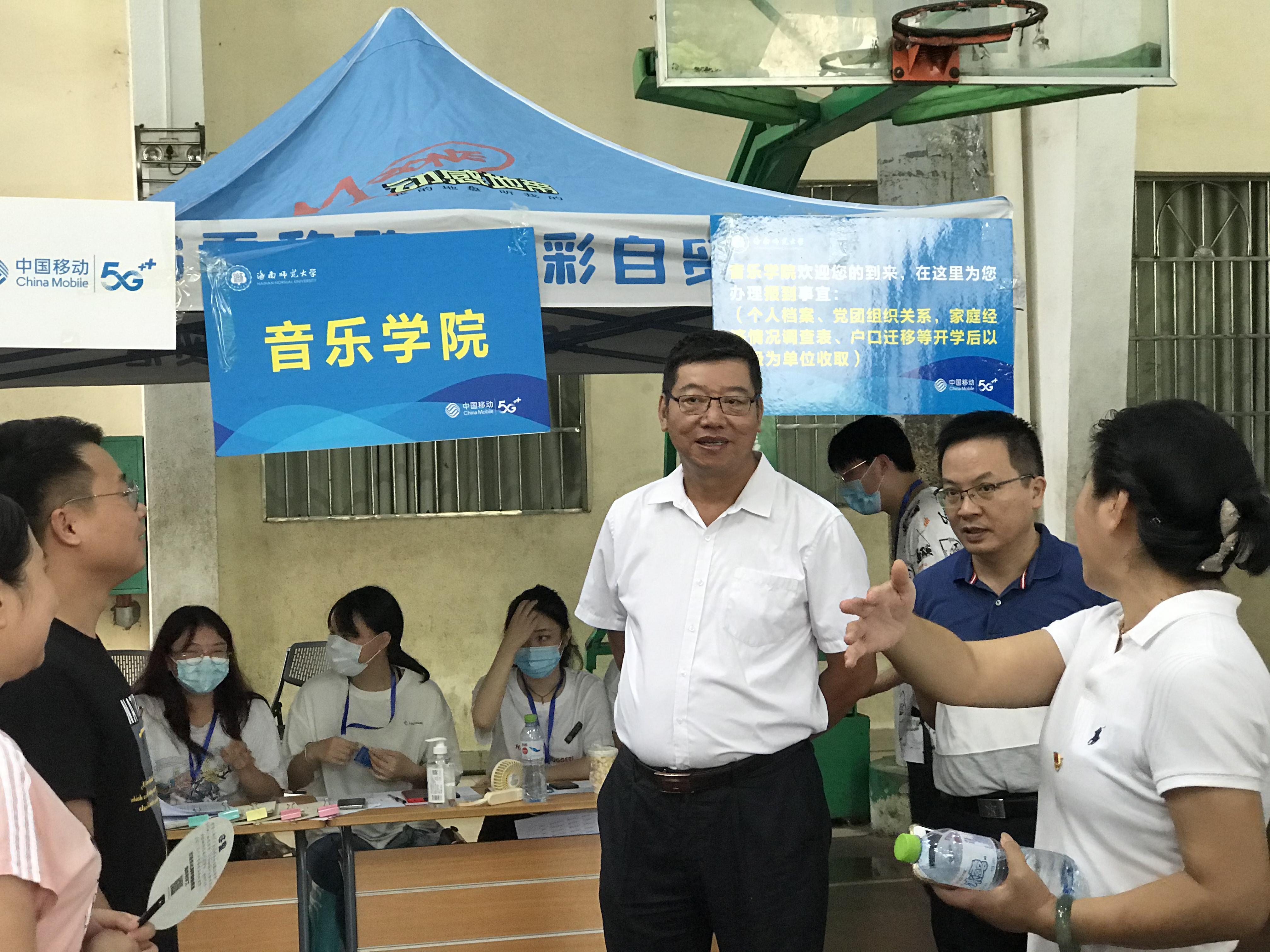 【党员先锋】林强校长到音乐学院师生党员志愿者服务站指导迎新接待工作