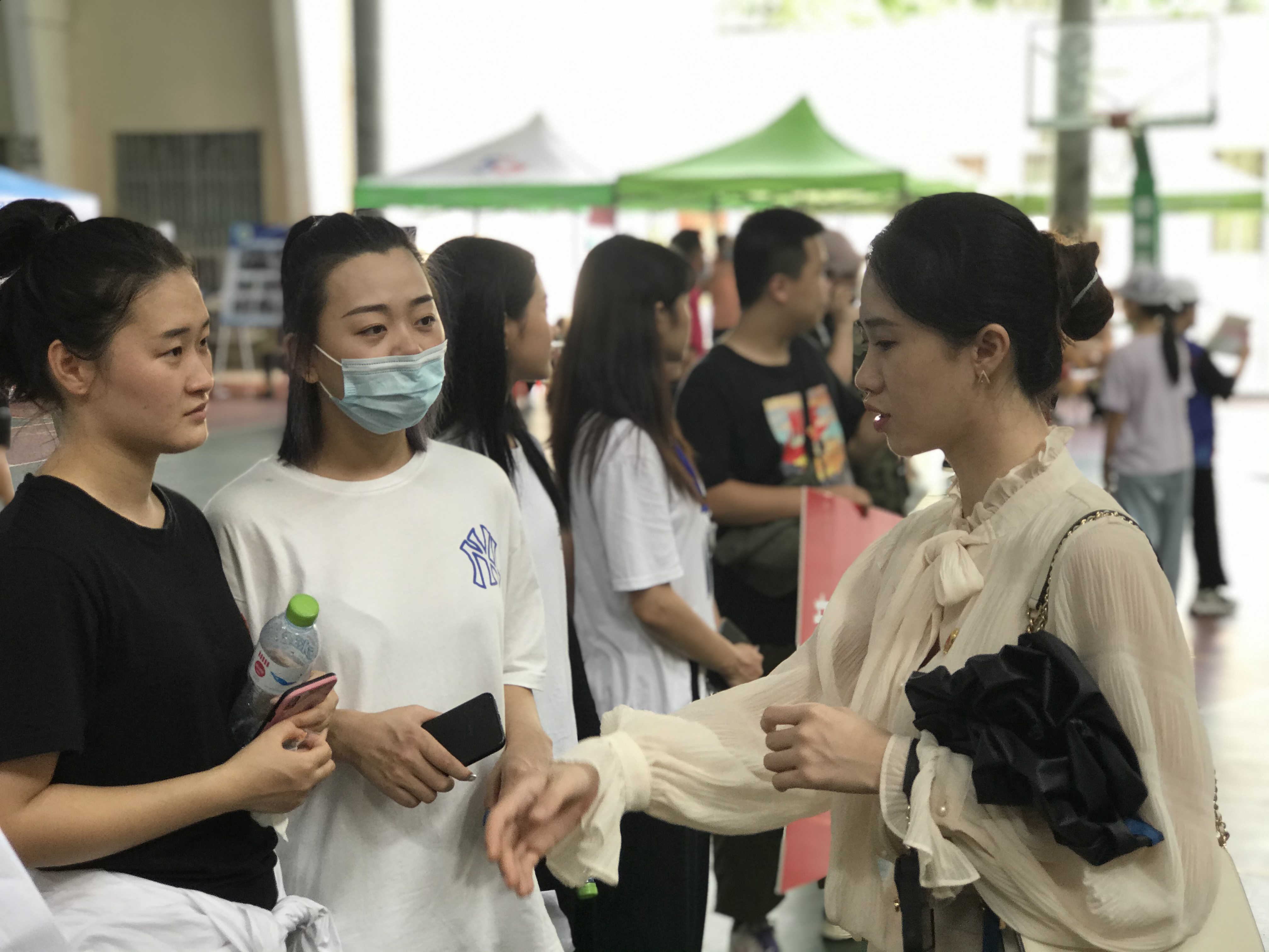 【党员先锋】林强校长到音乐学院师生党员志愿者服务站指导迎新接待工作