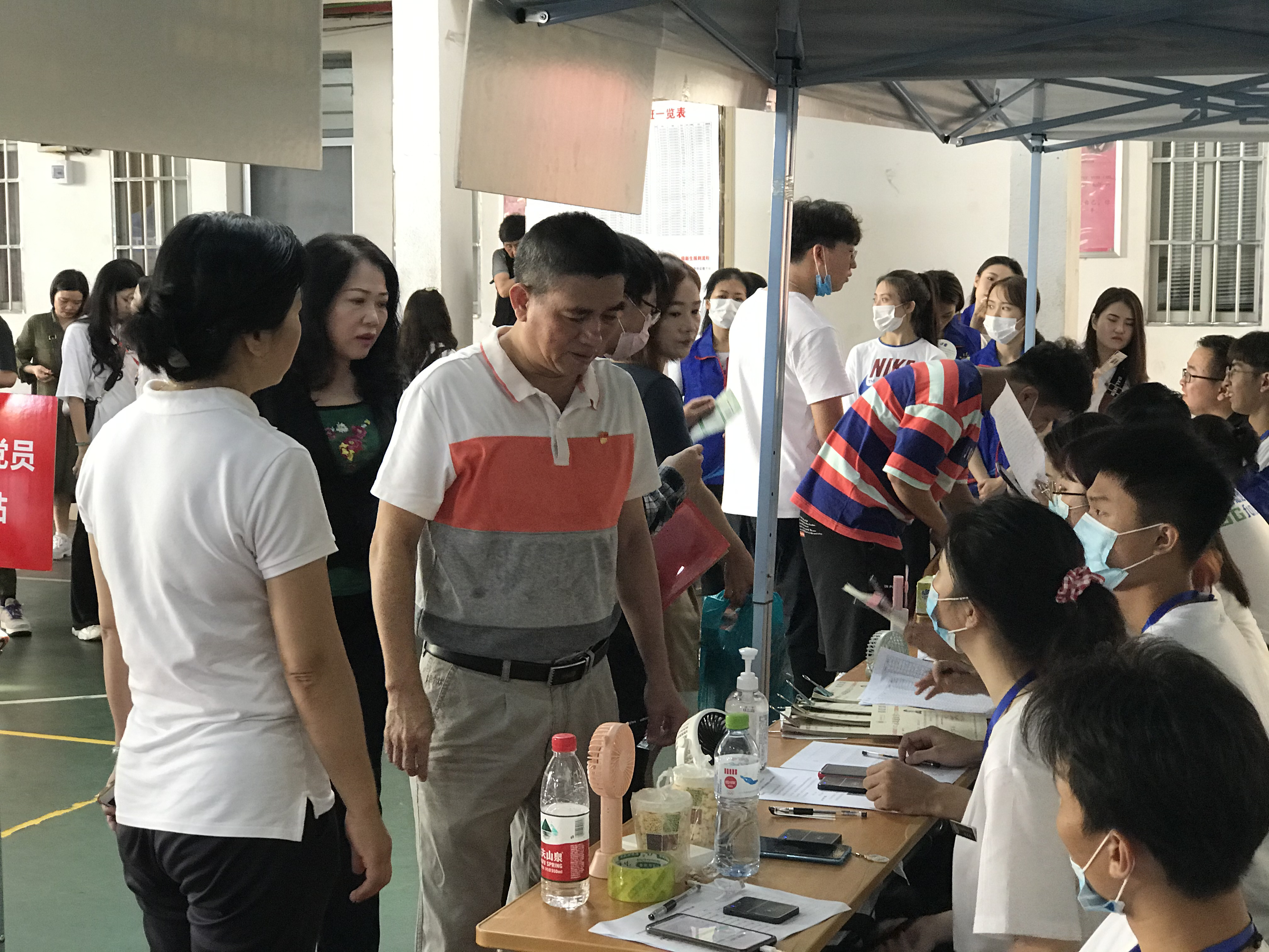 【党员先锋】林强校长到音乐学院师生党员志愿者服务站指导迎新接待工作