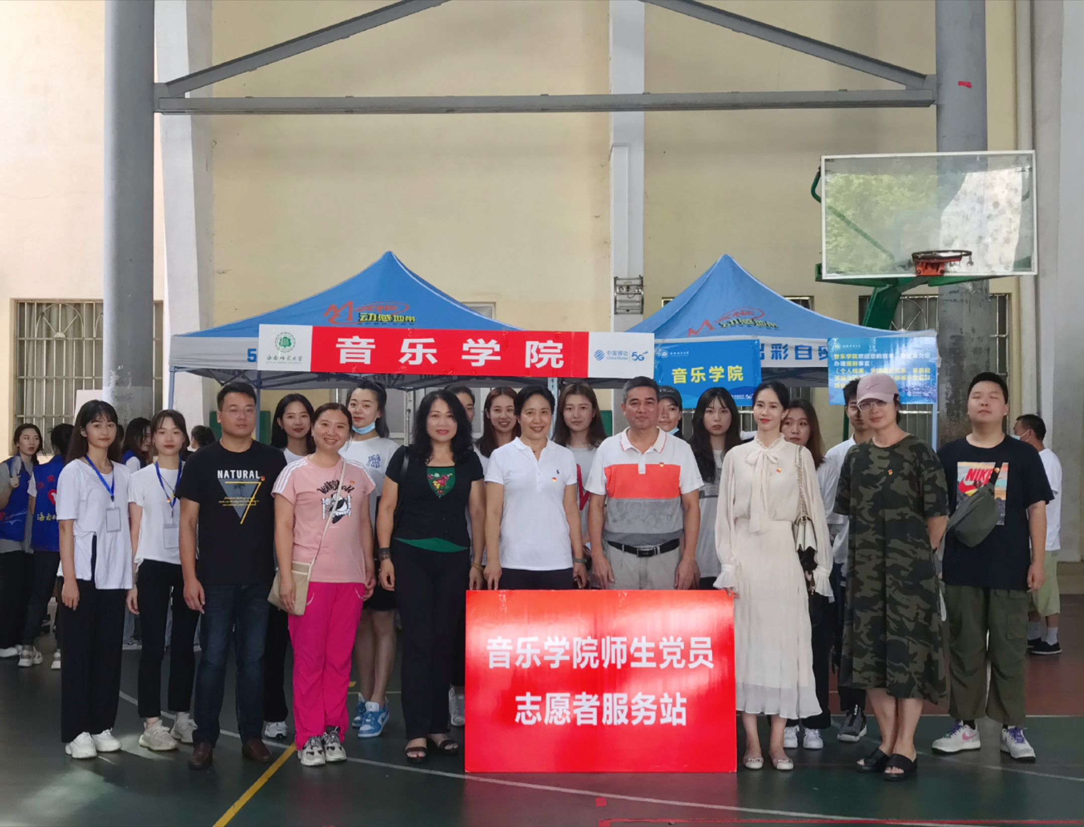 【党员先锋】林强校长到音乐学院师生党员志愿者服务站指导迎新接待工作
