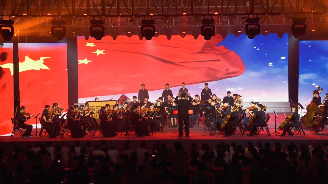 青年交响乐团在教师节晚会奏响《红旗颂》